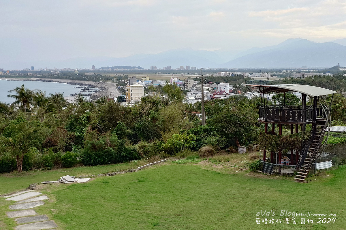 房間內可見瞭望台與海灣景色，台東寵物友善住宿