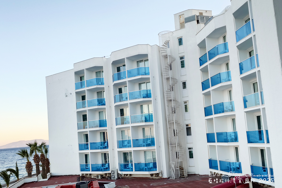 【土耳其蜜月旅遊】Le Bleu Hotel & Resort 庫薩達斯藍色酒店及度假村|希臘式海濱度假體驗,一覺醒來擁抱愛琴海。土耳其住宿 - 第3張圖