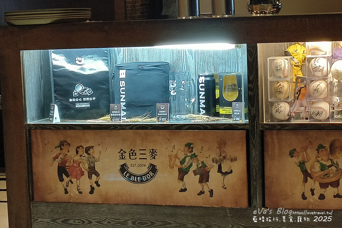 金色三麥台中市政店紀念商品保冷袋、水壺與杯子展示