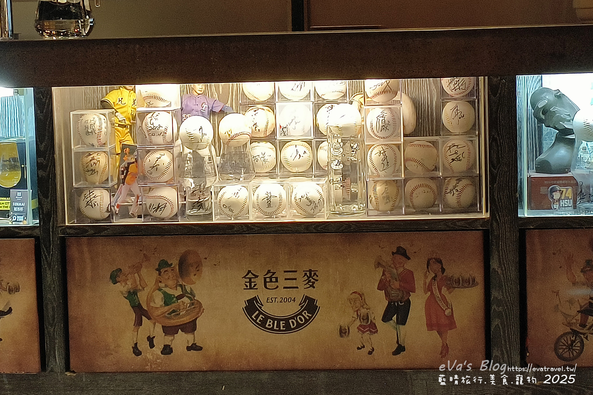 金色三麥台中市政店玻璃廚櫃簽名棒球展示