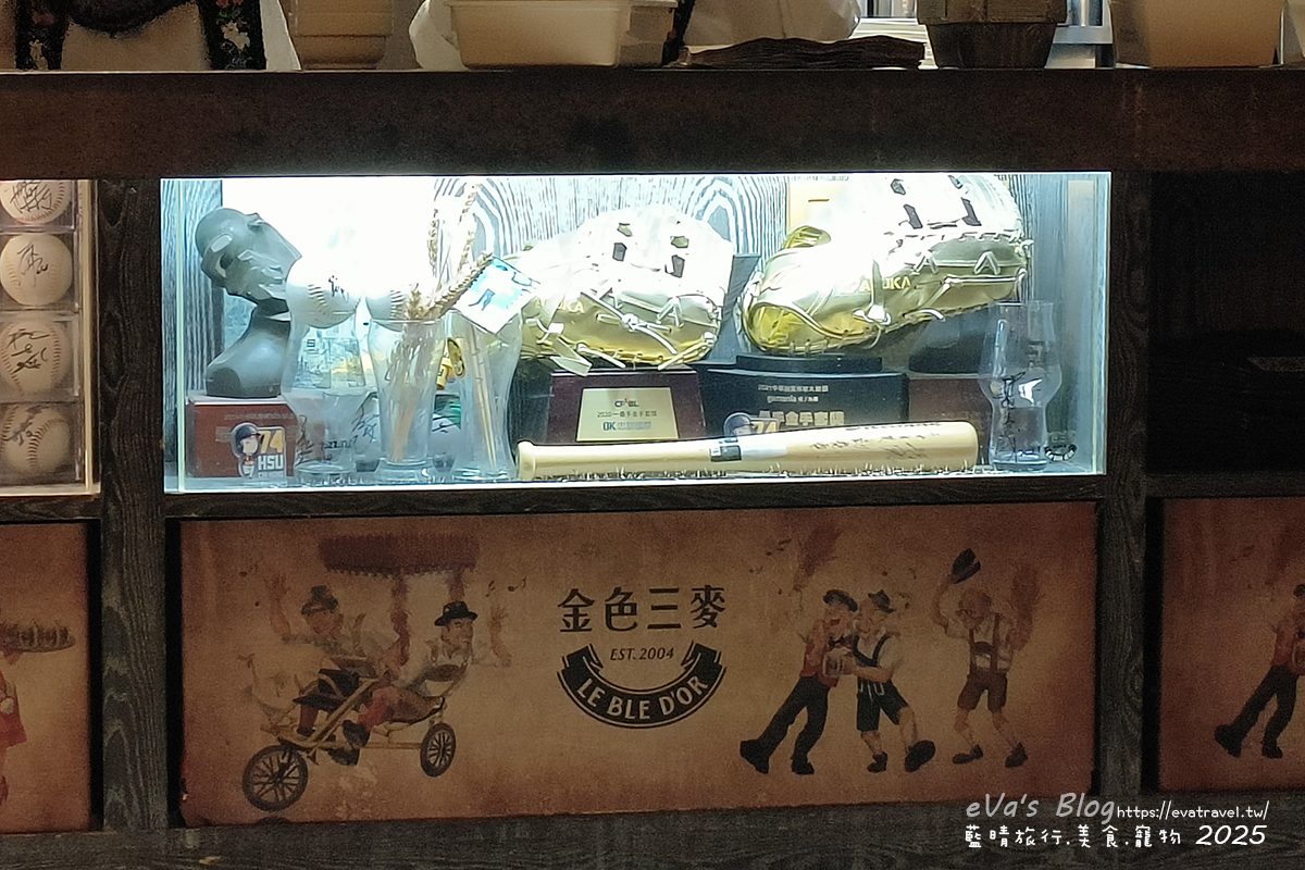 金色三麥台中市政店玻璃櫃金手套展示品