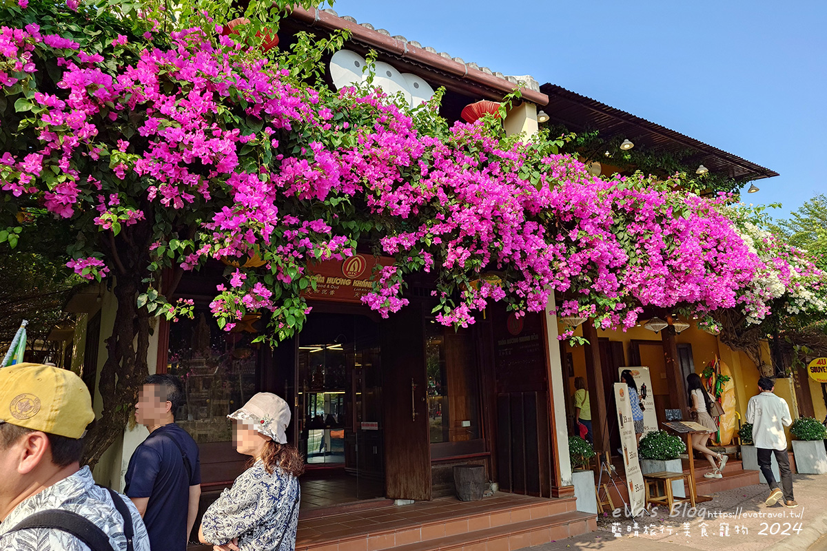 會安古鎮綠意花牆的古物店鋪