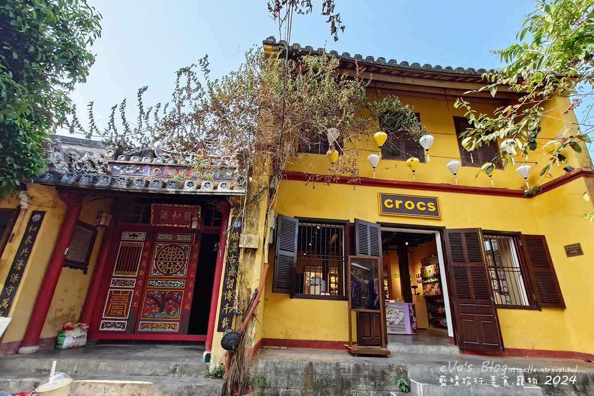 會安古鎮黃色燈籠點綴的Crocs鞋店