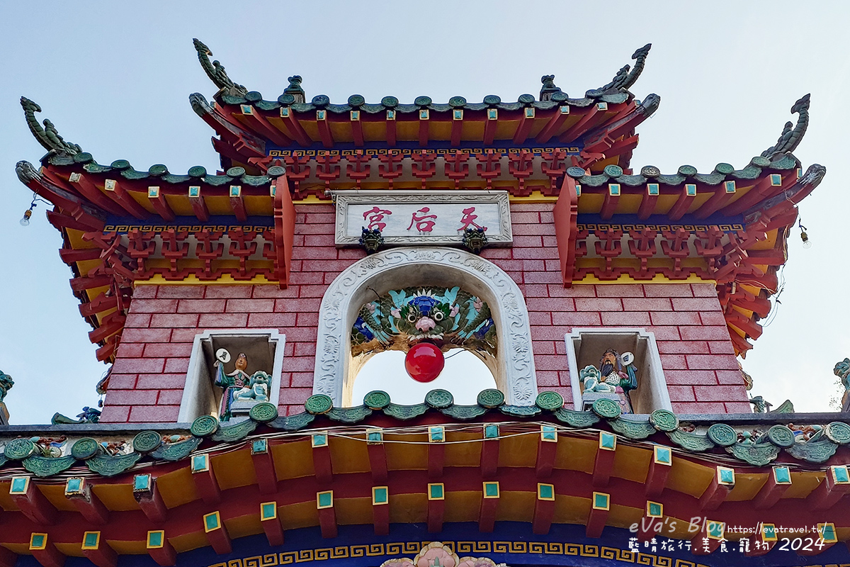 會安古鎮福建會館鮮紅色牌坊2