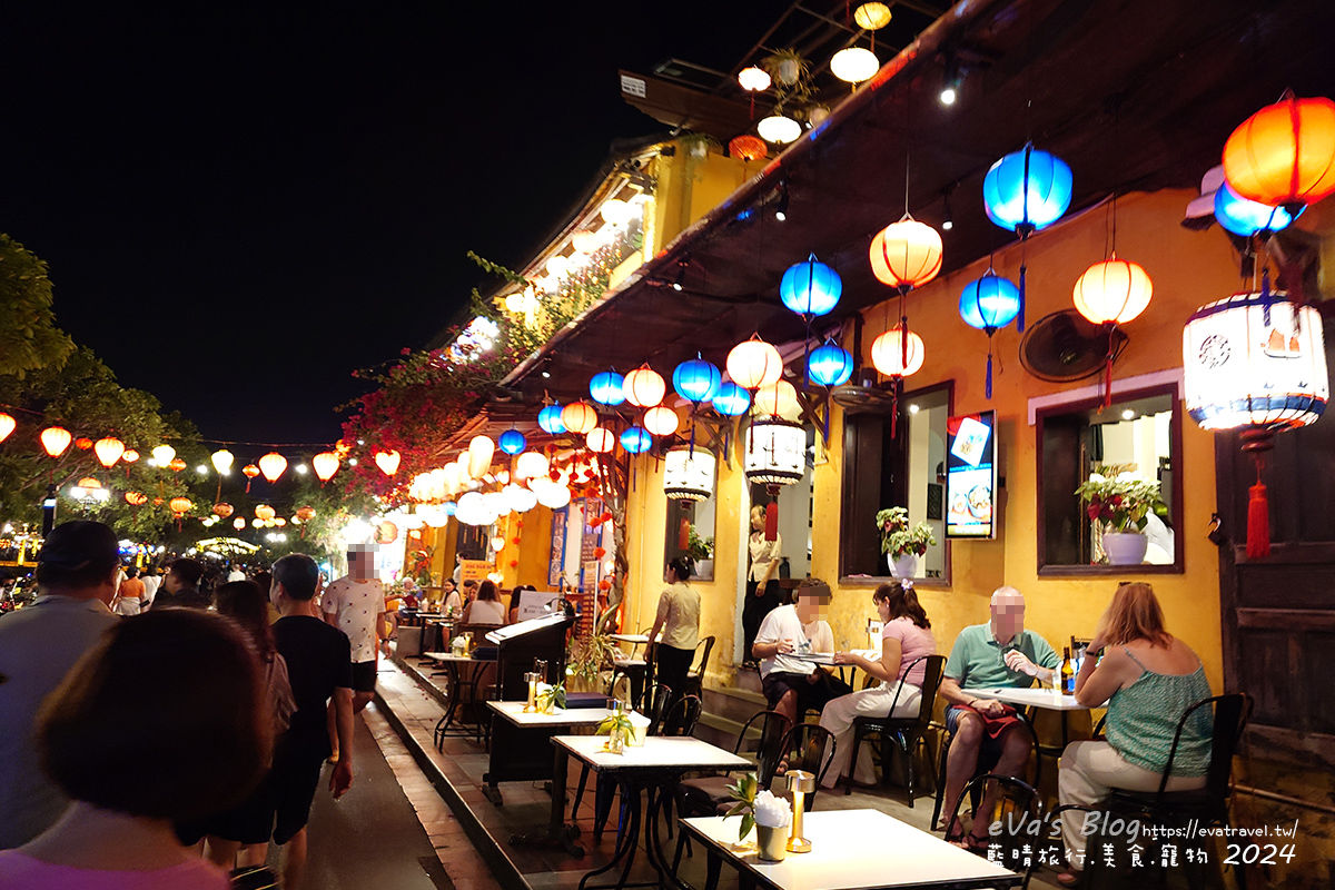 會安古鎮夜色中燈火通明的餐廳建築2