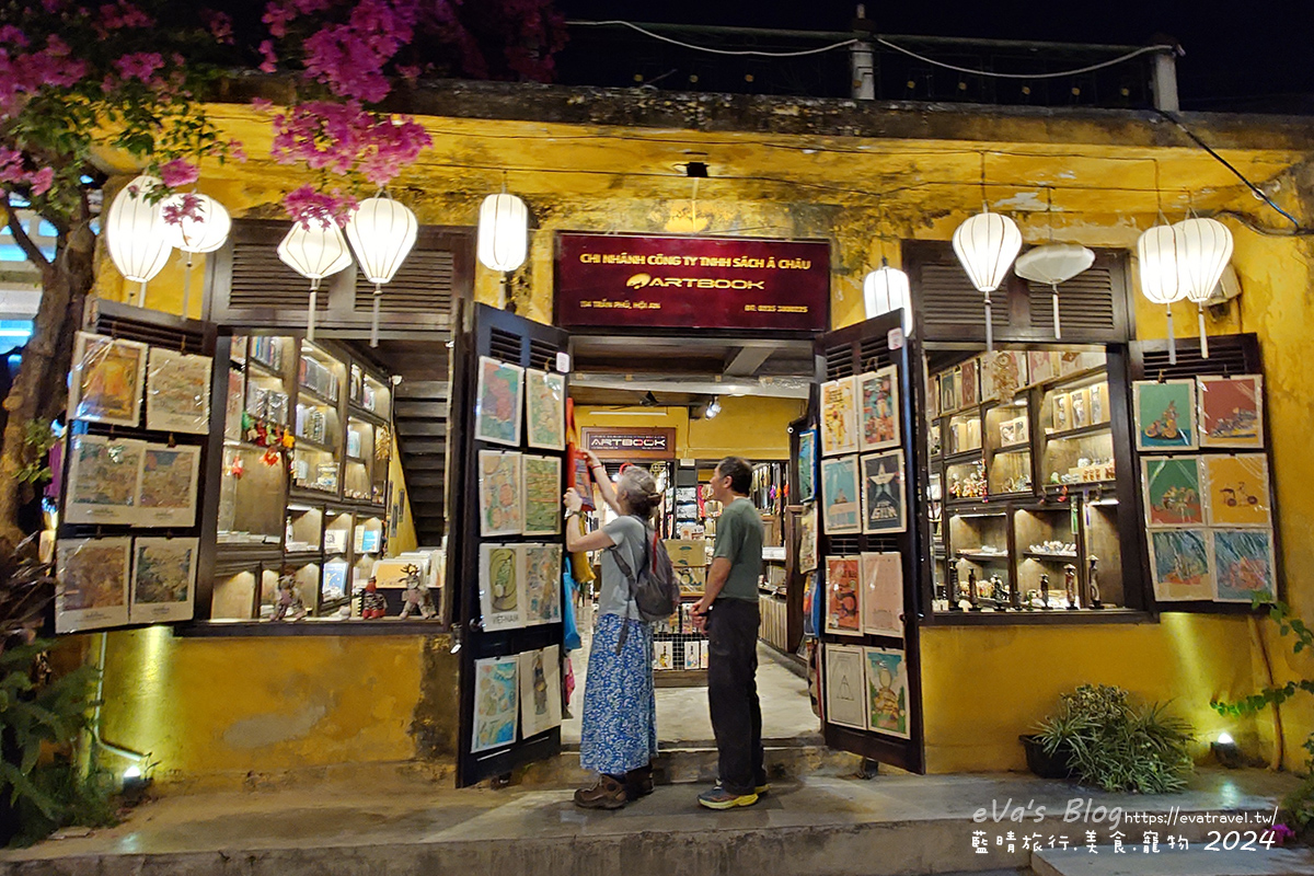 會安古鎮夜晚燈籠花海下的畫作藝品店