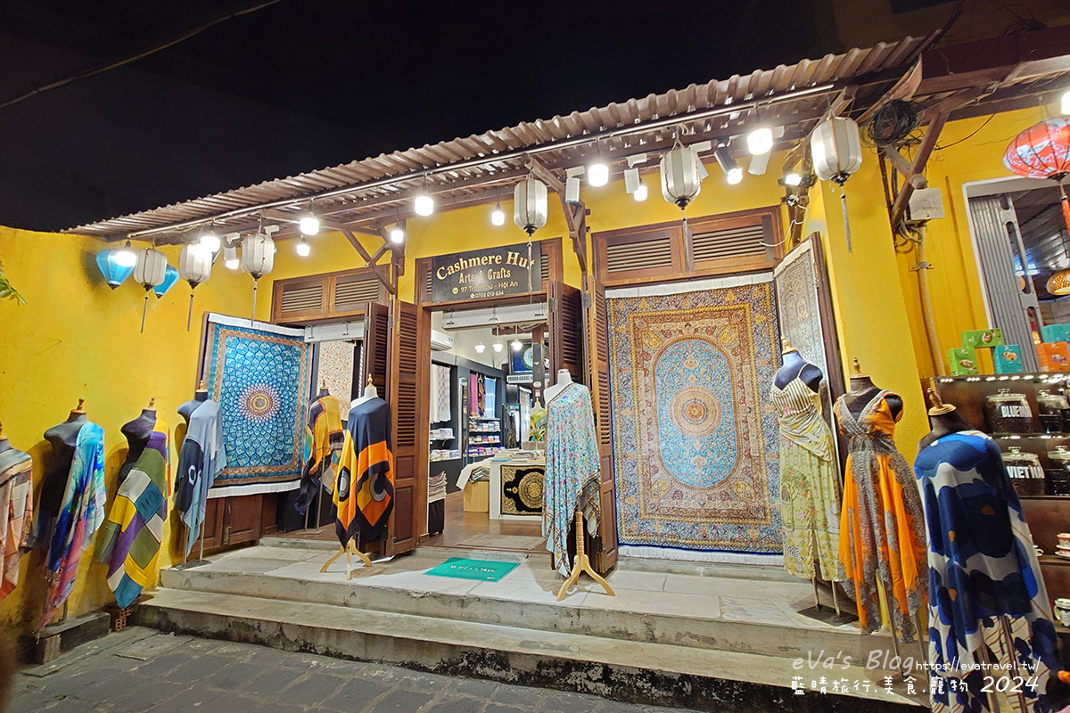 會安古鎮夜晚燈籠街景，Cashmere Hut 店舖