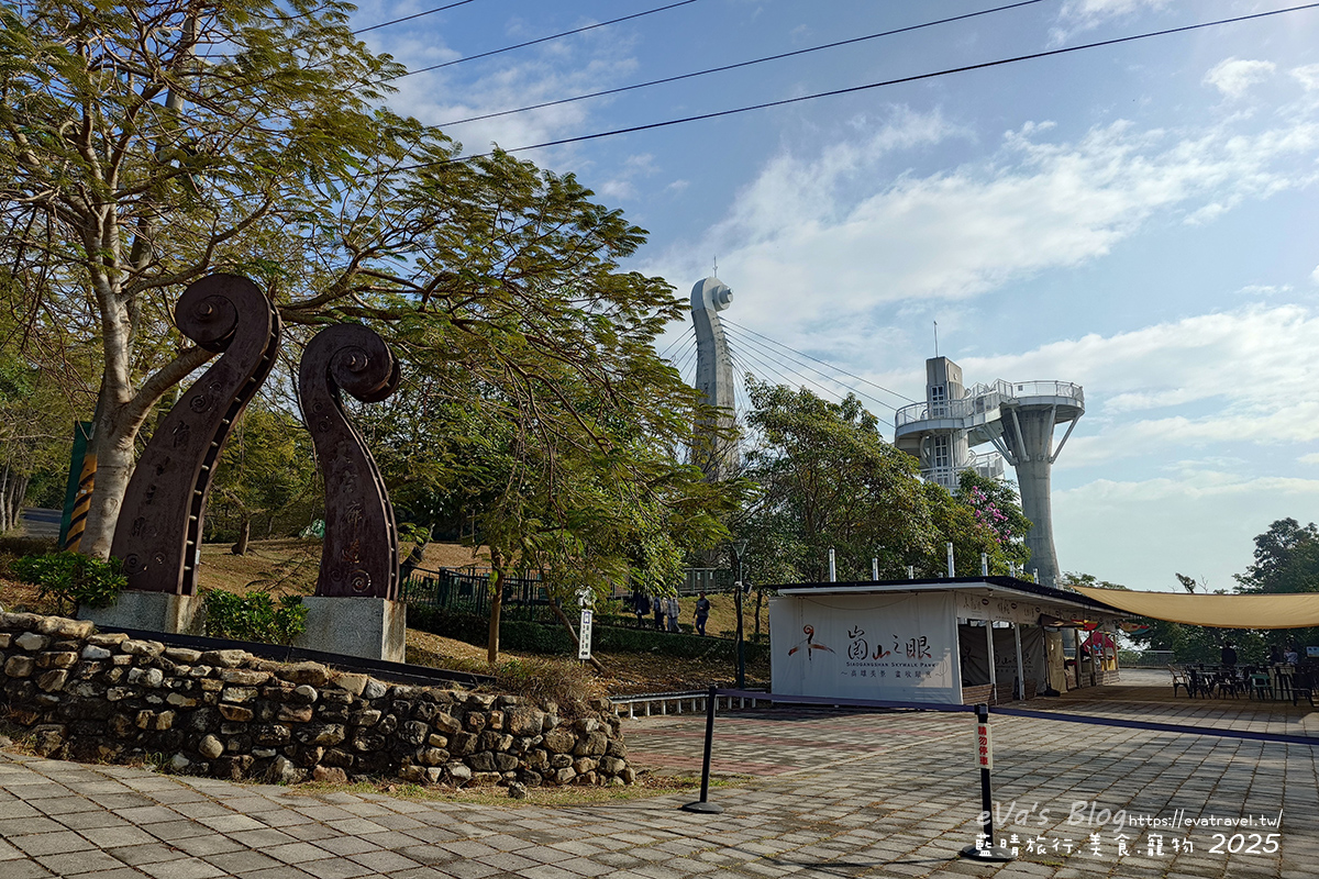 【高雄景點】崗山之眼|以音樂為靈感設計的天空步道,造型如小提琴頭遠眺高雄美景。114年2月10日起休園整建 - 第2張圖