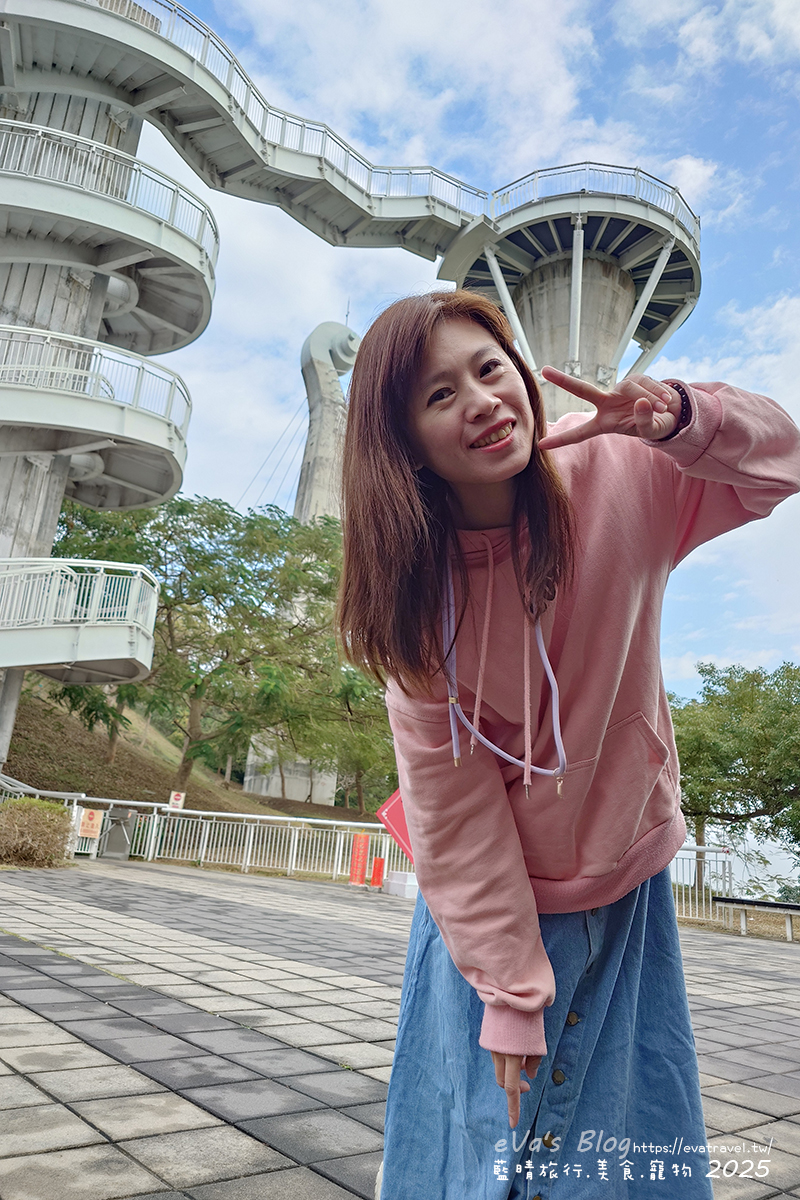 【高雄景點】崗山之眼|以音樂為靈感設計的天空步道,造型如小提琴頭遠眺高雄美景。114年2月10日起休園整建 - 第7張圖