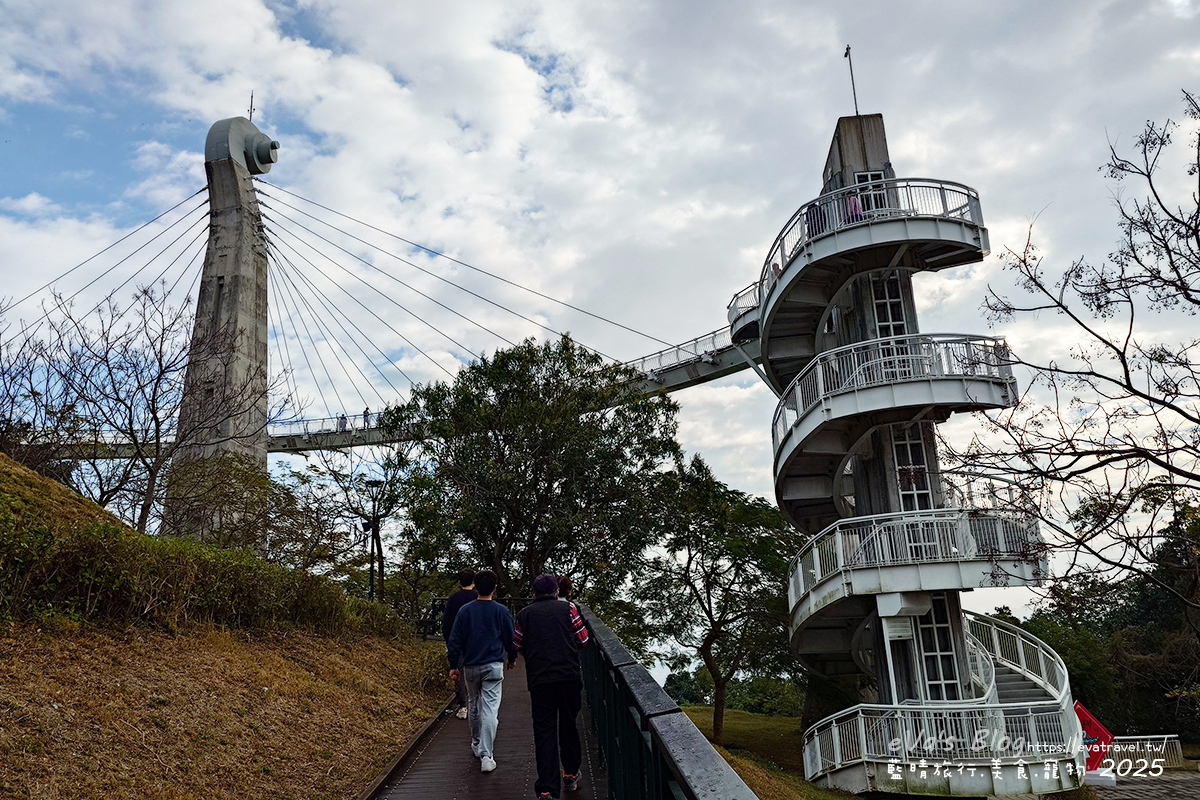 【高雄景點】崗山之眼|以音樂為靈感設計的天空步道,造型如小提琴頭遠眺高雄美景。114年2月10日起休園整建 - 第9張圖