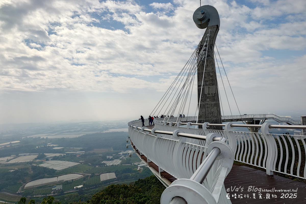 【高雄景點】崗山之眼|以音樂為靈感設計的天空步道,造型如小提琴頭遠眺高雄美景。114年2月10日起休園整建 - 第17張圖