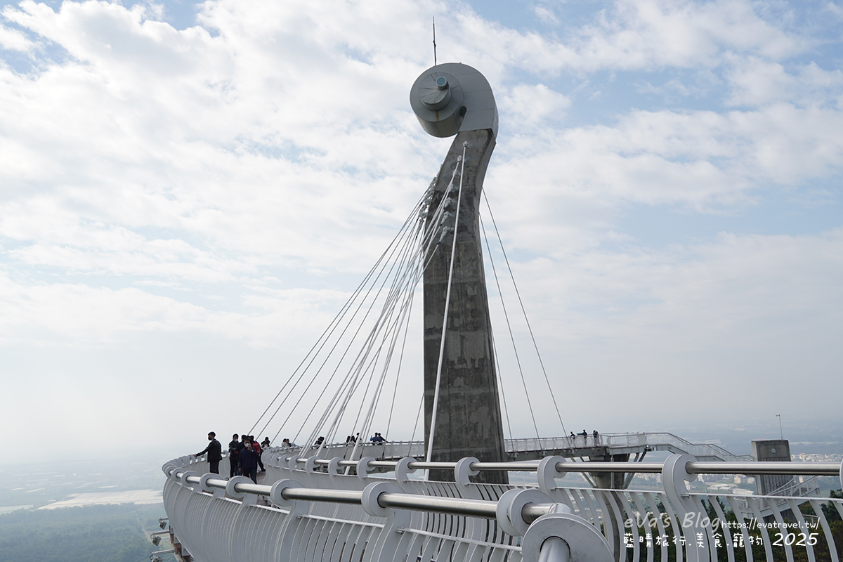 【高雄景點】崗山之眼|以音樂為靈感設計的天空步道,造型如小提琴頭遠眺高雄美景。114年2月10日起休園整建 - 第18張圖