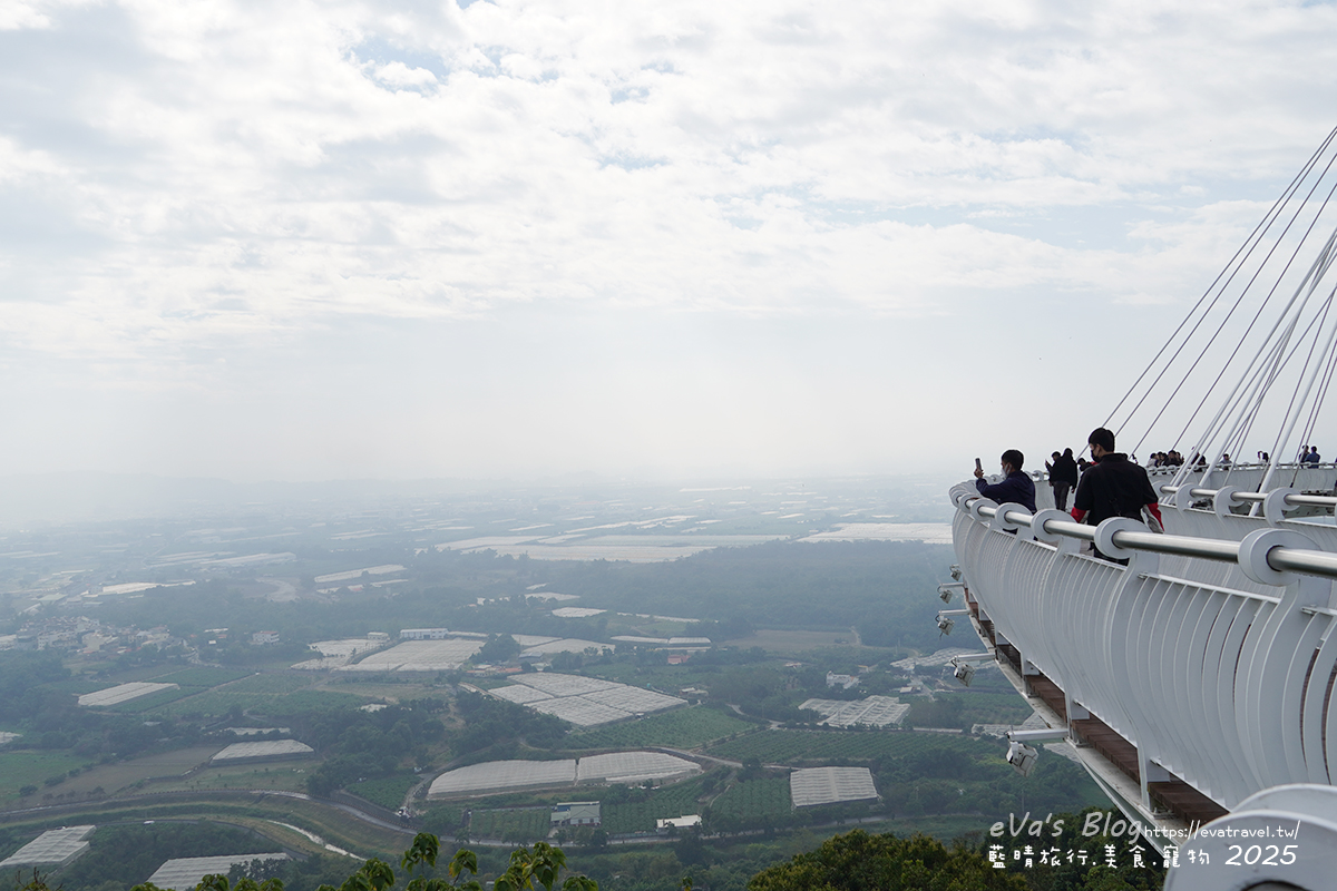 【高雄景點】崗山之眼|以音樂為靈感設計的天空步道,造型如小提琴頭遠眺高雄美景。114年2月10日起休園整建 - 第23張圖