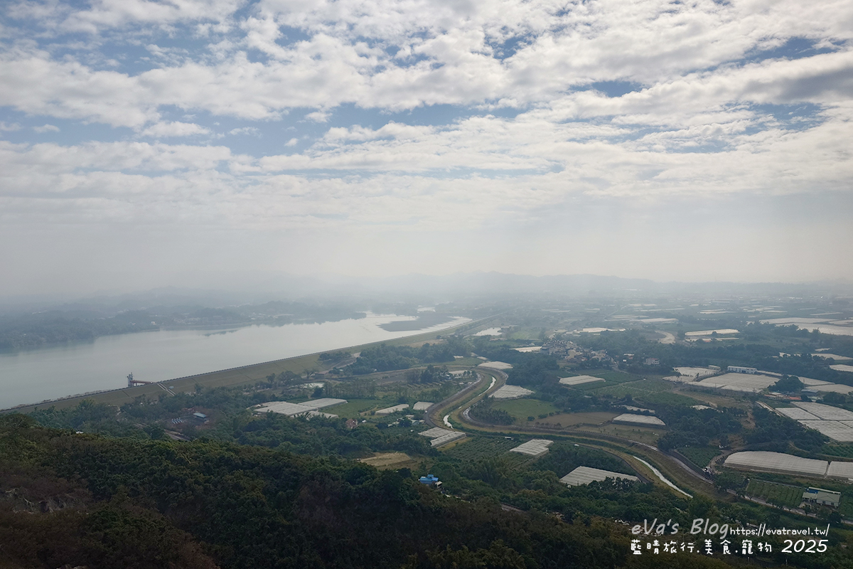 【高雄景點】崗山之眼|以音樂為靈感設計的天空步道,造型如小提琴頭遠眺高雄美景。114年2月10日起休園整建 - 第24張圖