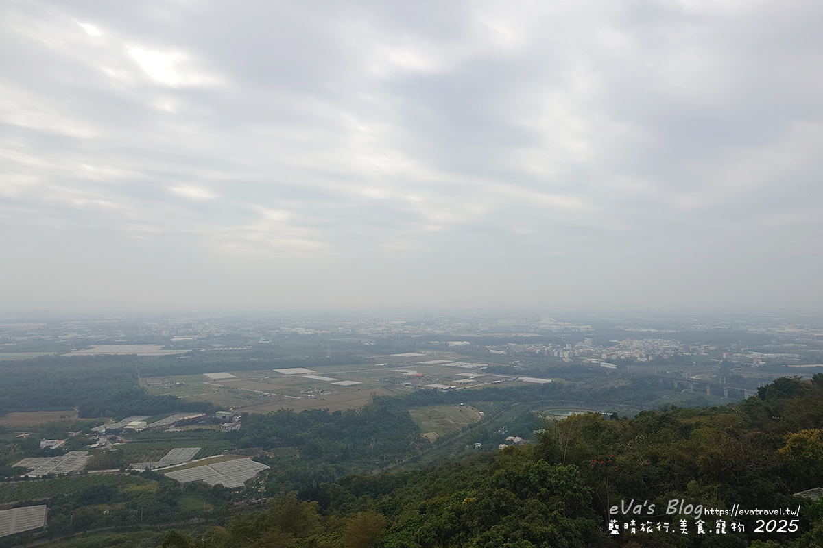 【高雄景點】崗山之眼|以音樂為靈感設計的天空步道,造型如小提琴頭遠眺高雄美景。114年2月10日起休園整建 - 第26張圖