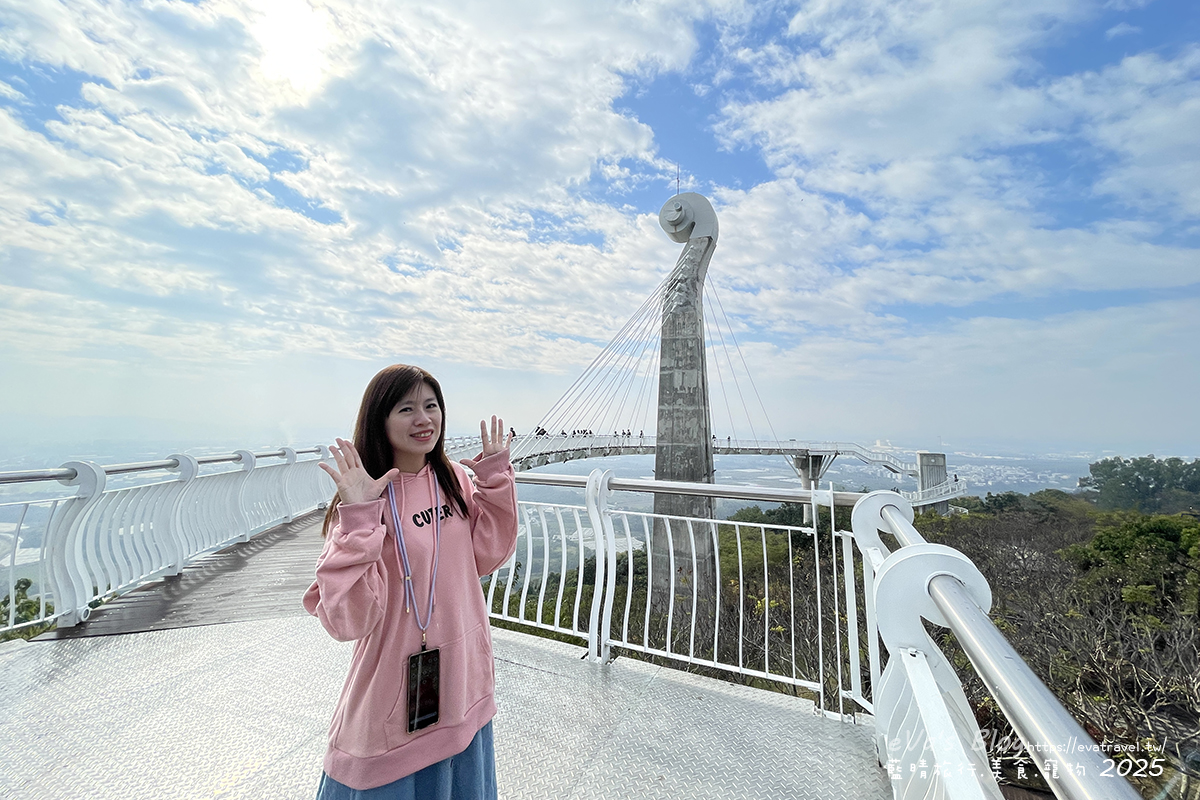 【高雄景點】崗山之眼|以音樂為靈感設計的天空步道,造型如小提琴頭遠眺高雄美景。114年2月10日起休園整建 - 第28張圖