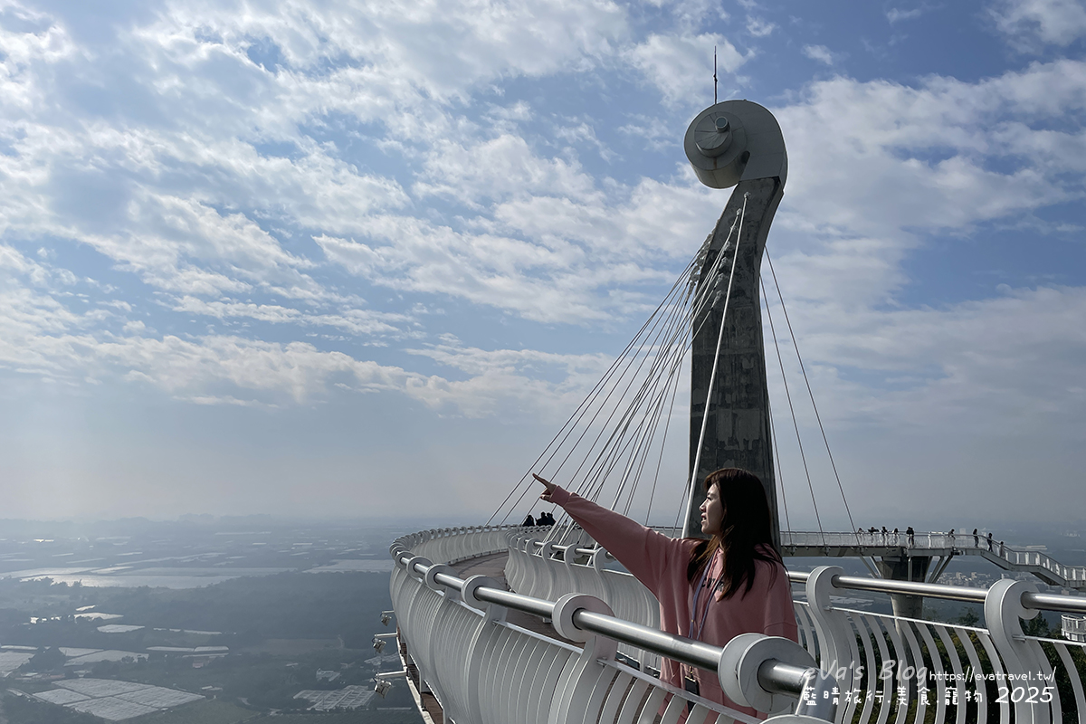 【高雄景點】崗山之眼|以音樂為靈感設計的天空步道,造型如小提琴頭遠眺高雄美景。114年2月10日起休園整建 - 第29張圖