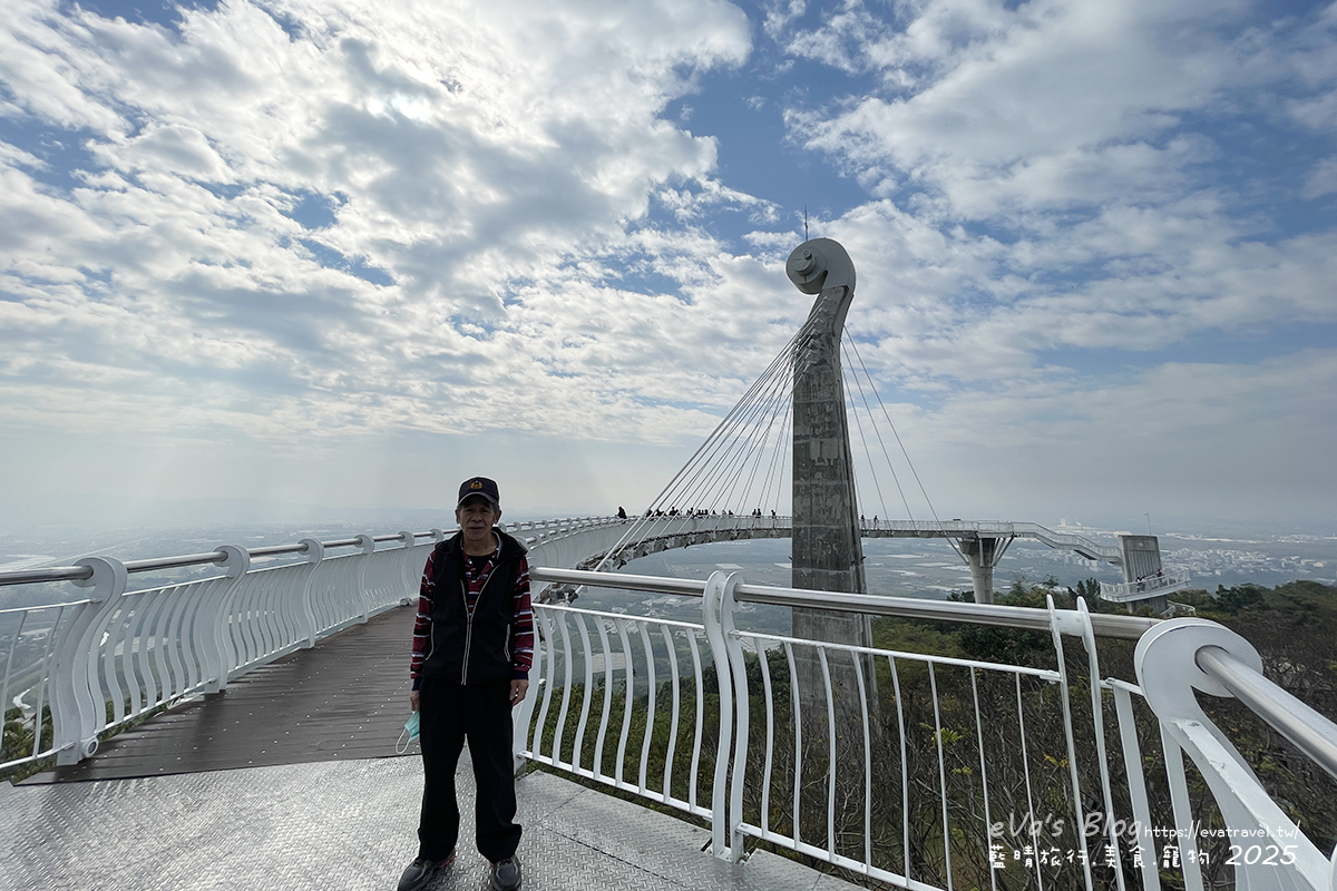 【高雄景點】崗山之眼|以音樂為靈感設計的天空步道,造型如小提琴頭遠眺高雄美景。114年2月10日起休園整建 - 第31張圖