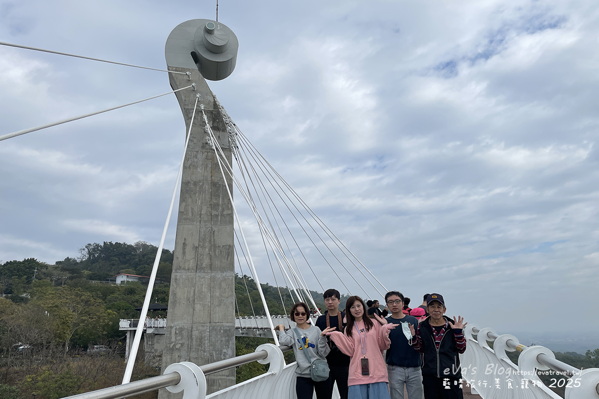 【高雄景點】崗山之眼|以音樂為靈感設計的天空步道,造型如小提琴頭遠眺高雄美景。114年2月10日起休園整建 - 第34張圖