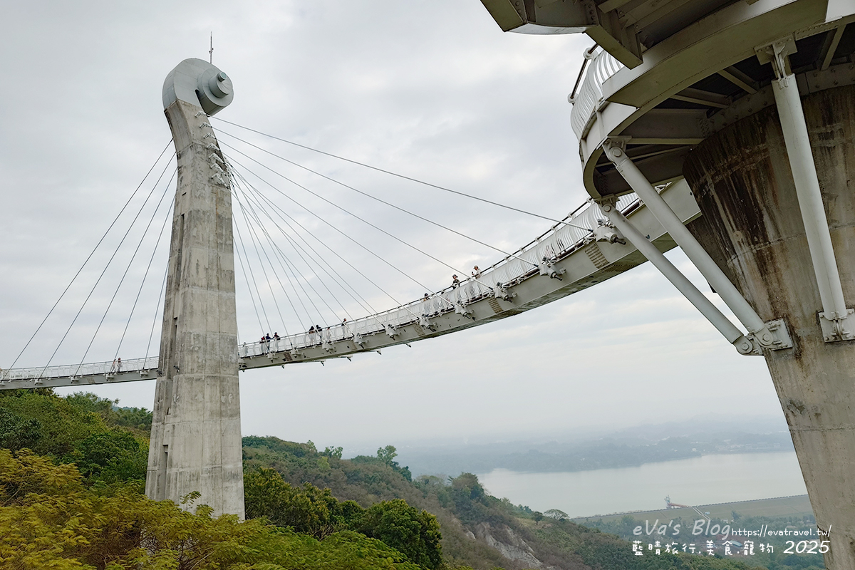 【高雄景點】崗山之眼|以音樂為靈感設計的天空步道,造型如小提琴頭遠眺高雄美景。114年2月10日起休園整建 - 第21張圖