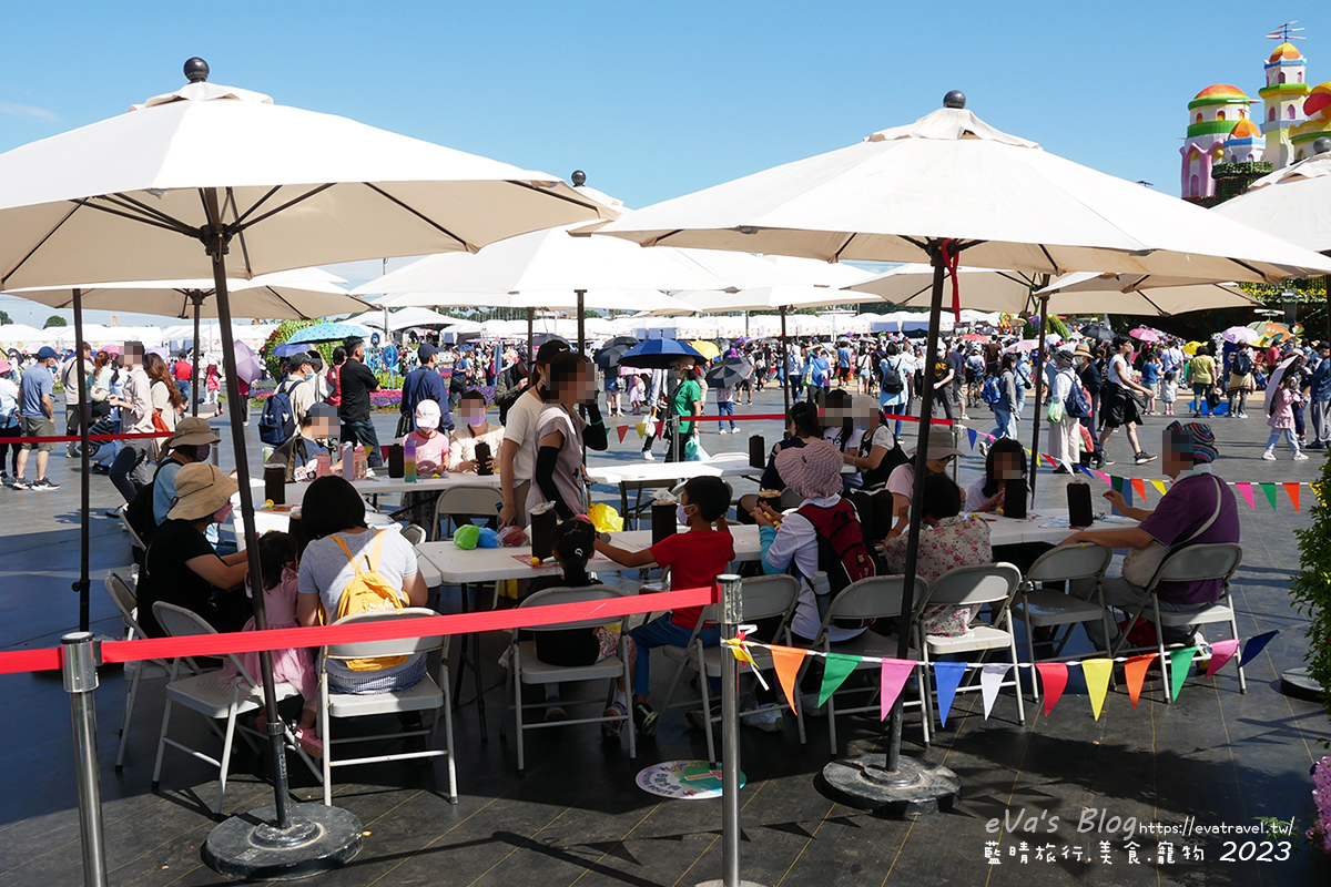 20241125-yyjnt 【台中景點】2023臺中國際花毯節x漂浮花都(展期11/11-12/3)(寵物友善景點),一起來尋找漂浮城堡徜徉在五顏六色繽紛花海世界,還有一大片有朝氣向日葵花海!。台中親子旅遊