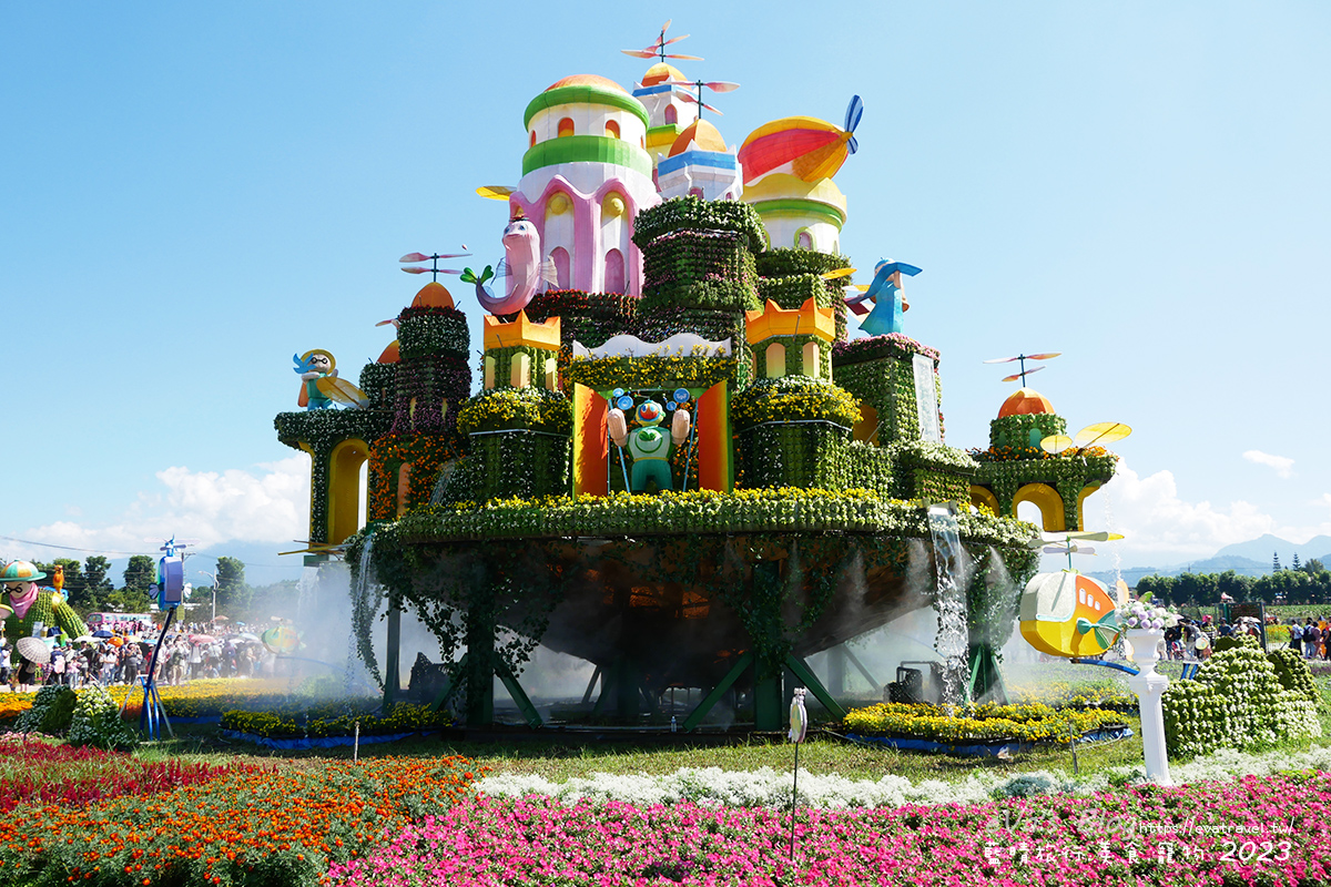 【台中景點】2023臺中國際花毯節x漂浮花都(展期11/11-12/3)(寵物友善景點),一起來尋找漂浮城堡徜徉在五顏六色繽紛花海世界,還有一大片有朝氣向日葵花海!。台中親子旅遊 - 第22張圖 【台中景點】2023臺中國際花毯節x漂浮花都(展期11/11-12/3)(寵物友善景點),一起來尋找漂浮城堡徜徉在五顏六色繽紛花海世界,還有一大片有朝氣向日葵花海!。台中親子旅遊