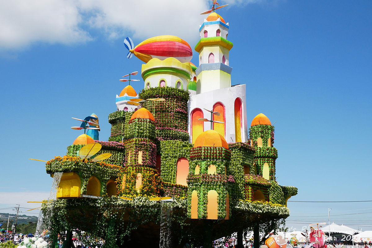 【台中景點】2023臺中國際花毯節x漂浮花都(展期11/11-12/3)(寵物友善景點),一起來尋找漂浮城堡徜徉在五顏六色繽紛花海世界,還有一大片有朝氣向日葵花海!。台中親子旅遊 - 第36張圖 【台中景點】2023臺中國際花毯節x漂浮花都(展期11/11-12/3)(寵物友善景點),一起來尋找漂浮城堡徜徉在五顏六色繽紛花海世界,還有一大片有朝氣向日葵花海!。台中親子旅遊