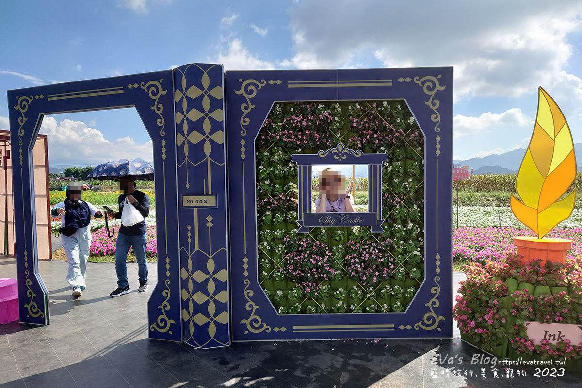 20241125-tf5ti 【台中景點】2023臺中國際花毯節x漂浮花都(展期11/11-12/3)(寵物友善景點),一起來尋找漂浮城堡徜徉在五顏六色繽紛花海世界,還有一大片有朝氣向日葵花海!。台中親子旅遊