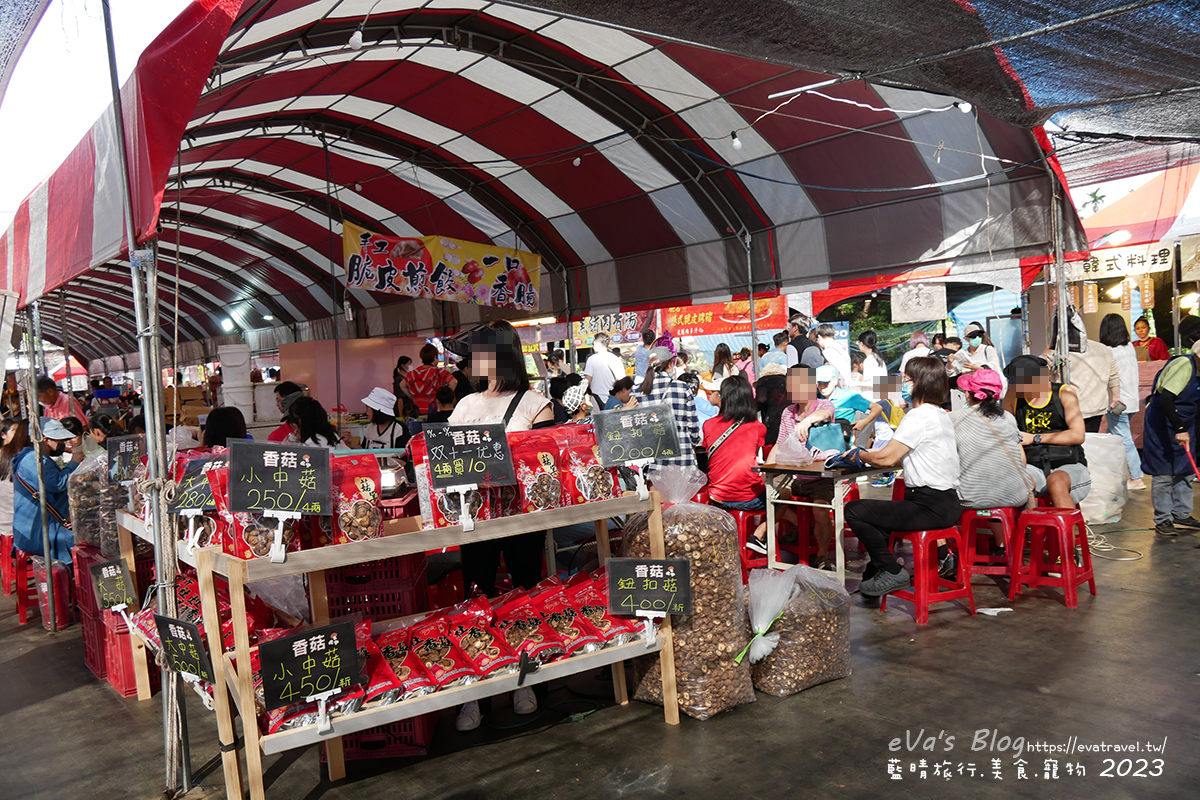 【台中景點】2023臺中國際花毯節x漂浮花都(展期11/11-12/3)(寵物友善景點),一起來尋找漂浮城堡徜徉在五顏六色繽紛花海世界,還有一大片有朝氣向日葵花海!。台中親子旅遊 - 第110張圖 【台中景點】2023臺中國際花毯節x漂浮花都(展期11/11-12/3)(寵物友善景點),一起來尋找漂浮城堡徜徉在五顏六色繽紛花海世界,還有一大片有朝氣向日葵花海!。台中親子旅遊