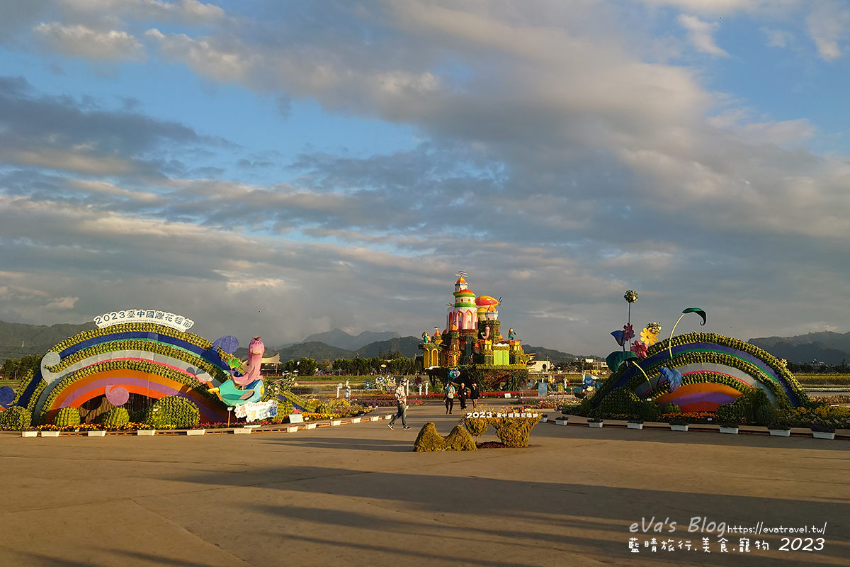 20241125-0gs8u 【台中景點】2023臺中國際花毯節x漂浮花都(展期11/11-12/3)(寵物友善景點),一起來尋找漂浮城堡徜徉在五顏六色繽紛花海世界,還有一大片有朝氣向日葵花海!。台中親子旅遊