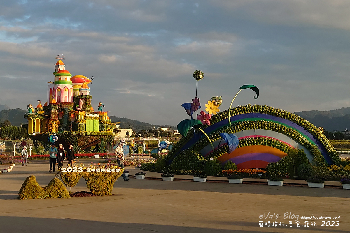 20241125-3jk8y 【台中景點】2023臺中國際花毯節x漂浮花都(展期11/11-12/3)(寵物友善景點),一起來尋找漂浮城堡徜徉在五顏六色繽紛花海世界,還有一大片有朝氣向日葵花海!。台中親子旅遊