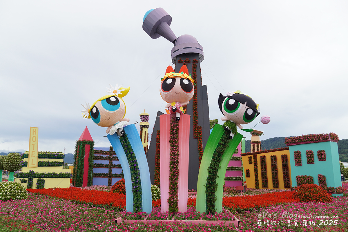 【台中景點】2025臺中國際花毯節|花城任務 × 飛天小女警(展期11/08–11/30,寵物友善)漸層花海打造繽紛色彩世界。台中親子旅遊 - 第18張圖 飛天小女警花城任務主角近拍可愛造景