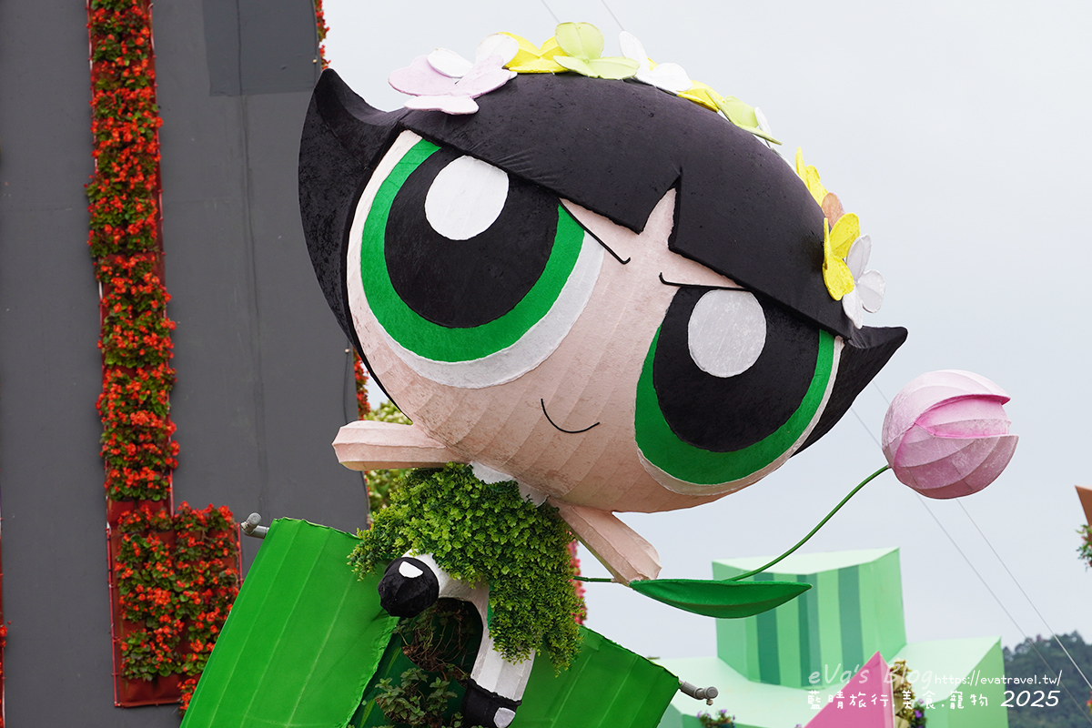 【台中景點】2025臺中國際花毯節|花城任務 × 飛天小女警(展期11/08–11/30,寵物友善)漸層花海打造繽紛色彩世界。台中親子旅遊 - 第21張圖 飛天小女警毛毛角色的花毯特寫