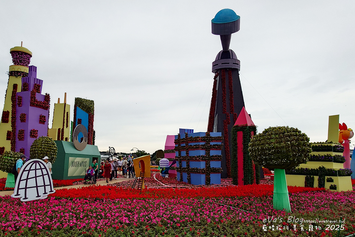 【台中景點】2025臺中國際花毯節|花城任務 × 飛天小女警(展期11/08–11/30,寵物友善)漸層花海打造繽紛色彩世界。台中親子旅遊 - 第28張圖 2025臺中國際花毯節主花毯區,花城任務小鎮村風光場景1