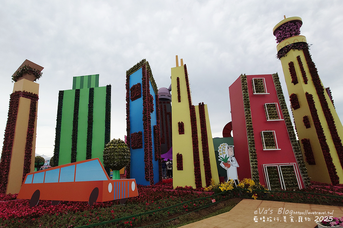 【台中景點】2025臺中國際花毯節|花城任務 × 飛天小女警(展期11/08–11/30,寵物友善)漸層花海打造繽紛色彩世界。台中親子旅遊 - 第29張圖 2025臺中國際花毯節主花毯區,花城任務小鎮村風光場景2