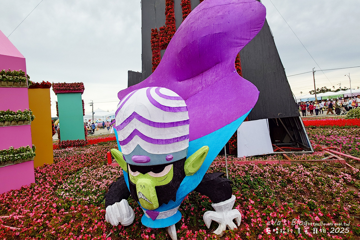 【台中景點】2025臺中國際花毯節|花城任務 × 飛天小女警(展期11/08–11/30,寵物友善)漸層花海打造繽紛色彩世界。台中親子旅遊 - 第31張圖 2025臺中國際花毯節主花毯區,魔人啾啾造景特寫