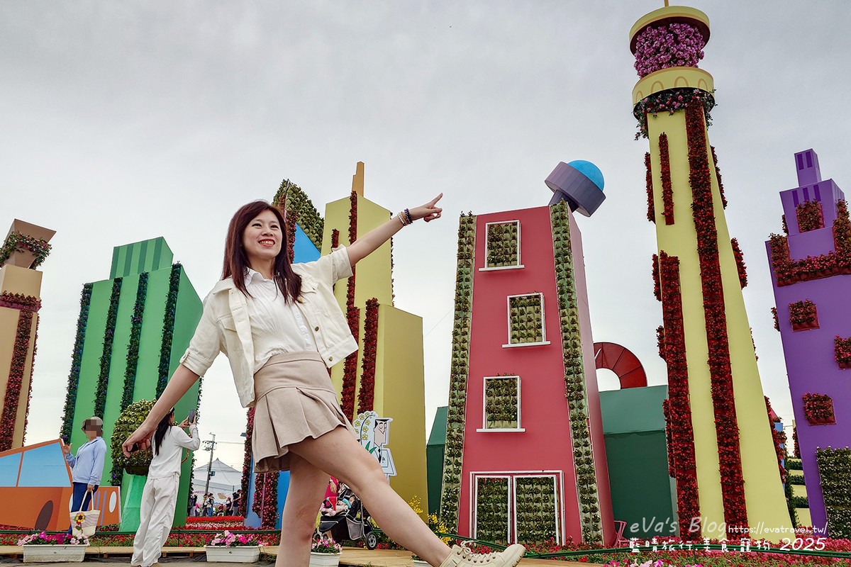 【台中景點】2025臺中國際花毯節|花城任務 × 飛天小女警(展期11/08–11/30,寵物友善)漸層花海打造繽紛色彩世界。台中親子旅遊 - 第48張圖 我在飛天小女警花城任務的小鎮村向前跨步拍照2