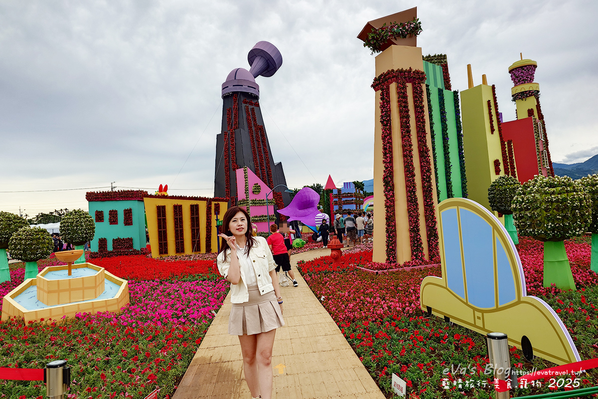 【台中景點】2025臺中國際花毯節|花城任務 × 飛天小女警(展期11/08–11/30,寵物友善)漸層花海打造繽紛色彩世界。台中親子旅遊 - 第49張圖 我在花城任務小鎮村前比YA拍照1