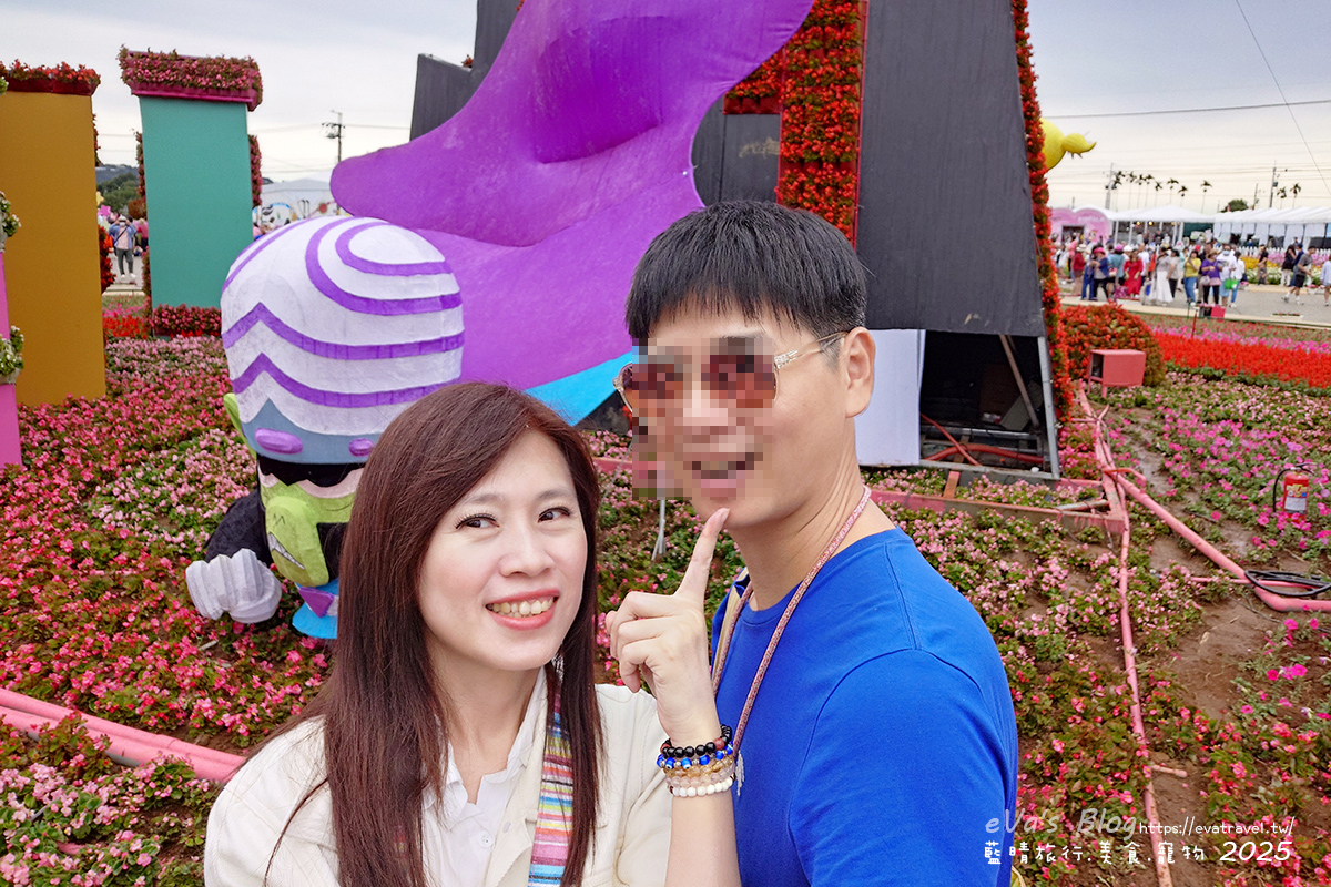 【台中景點】2025臺中國際花毯節|花城任務 × 飛天小女警(展期11/08–11/30,寵物友善)漸層花海打造繽紛色彩世界。台中親子旅遊 - 第51張圖 我和老公在魔人啾啾造景前拍照合影