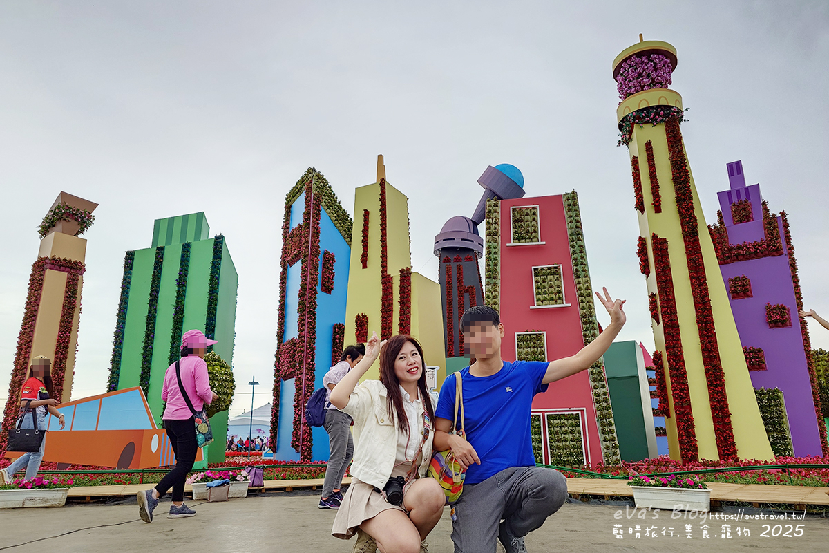 【台中景點】2025臺中國際花毯節|花城任務 × 飛天小女警(展期11/08–11/30,寵物友善)漸層花海打造繽紛色彩世界。台中親子旅遊 - 第60張圖 我和老公在花城任務小鎮村前拍照合影3