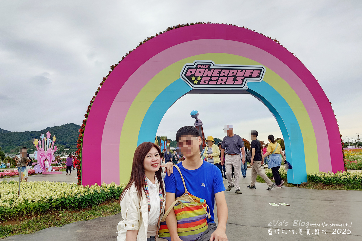 【台中景點】2025臺中國際花毯節|花城任務 × 飛天小女警(展期11/08–11/30,寵物友善)漸層花海打造繽紛色彩世界。台中親子旅遊 - 第80張圖