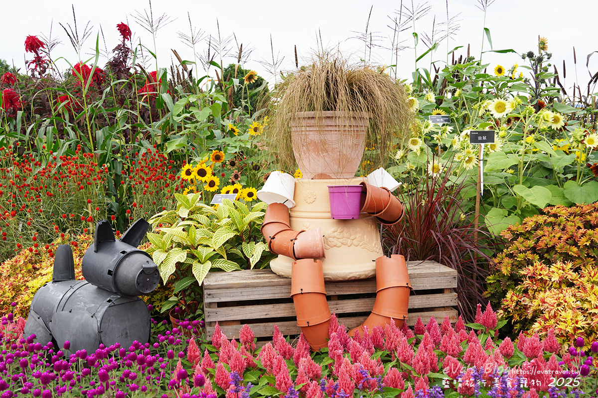 【台中景點】2025臺中國際花毯節|花城任務 × 飛天小女警(展期11/08–11/30,寵物友善)漸層花海打造繽紛色彩世界。台中親子旅遊 - 第95張圖 2025臺中國際花毯節花語之丘,以盆栽打造的小孩與狗造型,被花卉包圍的可愛景象