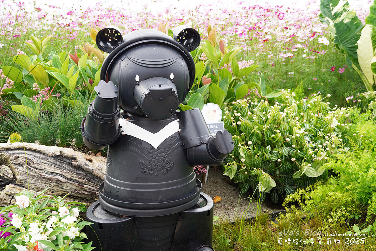 【台中景點】2025臺中國際花毯節|花城任務 × 飛天小女警(展期11/08–11/30,寵物友善)漸層花海打造繽紛色彩世界。台中親子旅遊 - 第96張圖 2025臺中國際花毯節花語之丘,台灣黑熊裝置藝術
