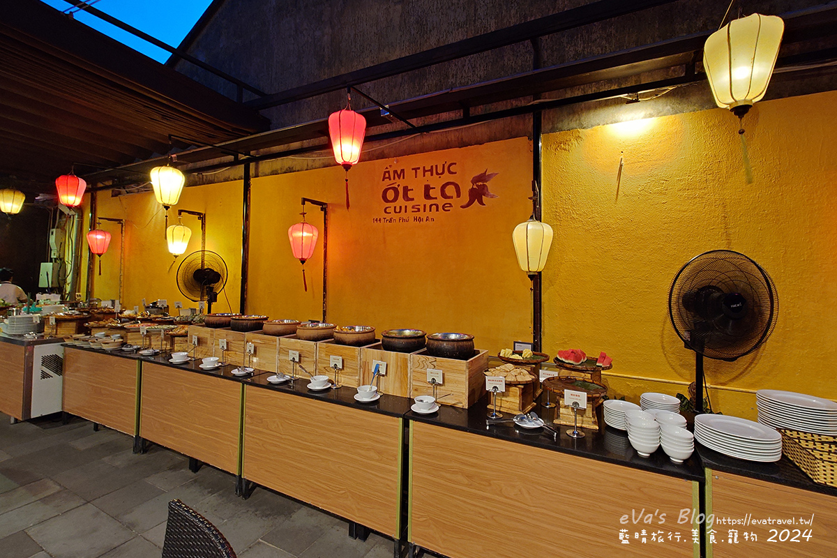 【越南旅遊】Otta Cuisine 奧塔料理餐廳|越南傳統陶甕料理體驗,自助式晚餐必吃在地美食推薦。越南會安古鎮美食 - 第10張圖 Otta Cuisine 奧塔料理餐廳自助式晚餐 陶甕料理一整排取餐區
