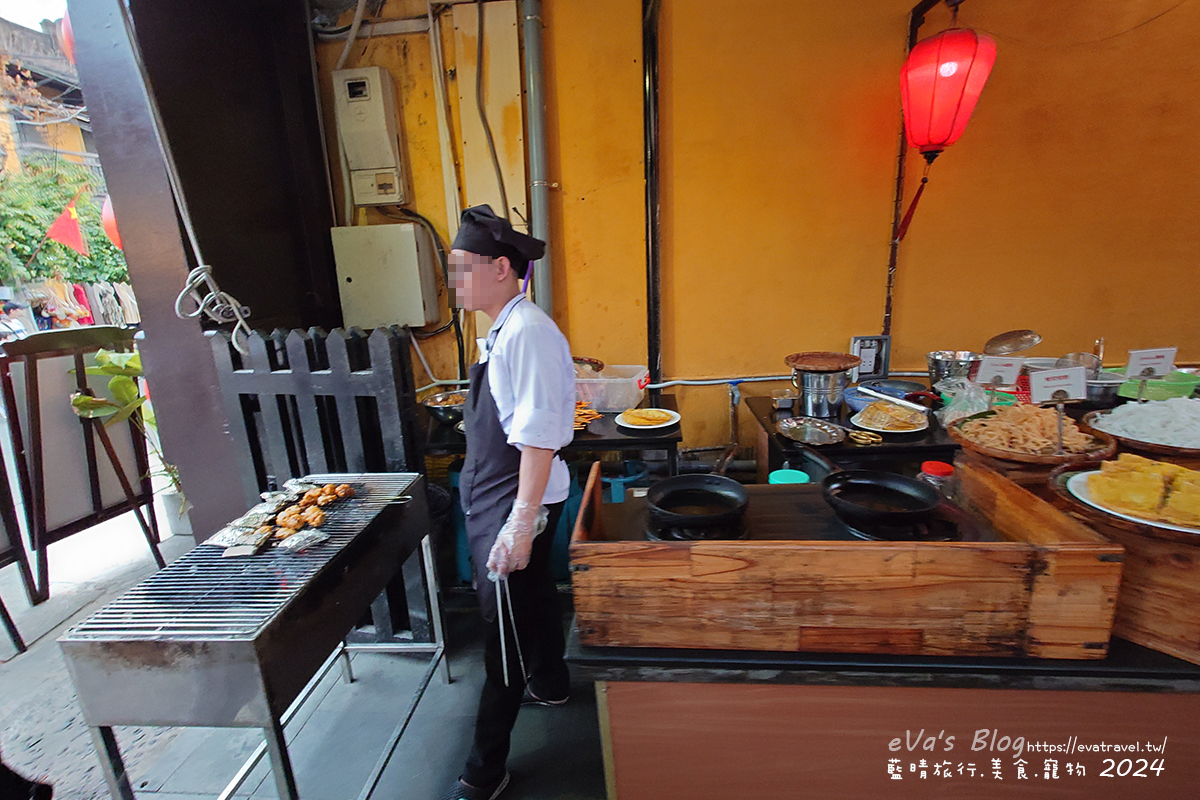 【越南旅遊】Otta Cuisine 奧塔料理餐廳|越南傳統陶甕料理體驗,自助式晚餐必吃在地美食推薦。越南會安古鎮美食 - 第11張圖 Otta Cuisine 奧塔料理餐廳 自助式晚餐專人燒烤區