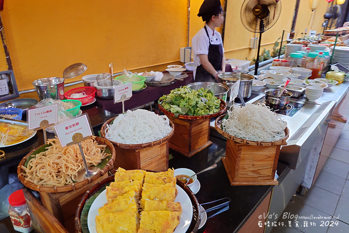 【越南旅遊】Otta Cuisine 奧塔料理餐廳|越南傳統陶甕料理體驗,自助式晚餐必吃在地美食推薦。越南會安古鎮美食 - 第12張圖 Otta Cuisine 奧塔料理餐廳 自助式晚餐湯品區 越南河粉與廣南麵