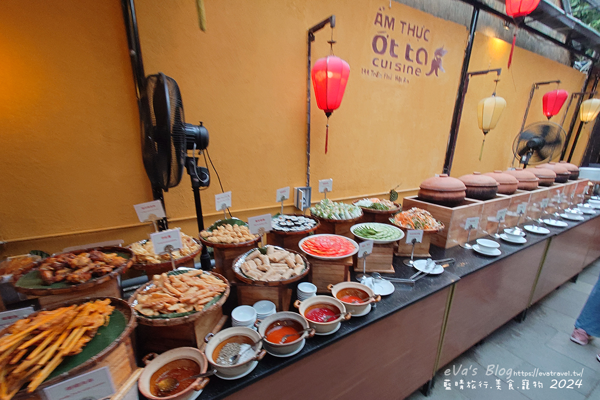 【越南旅遊】Otta Cuisine 奧塔料理餐廳|越南傳統陶甕料理體驗,自助式晚餐必吃在地美食推薦。越南會安古鎮美食 - 第13張圖 Otta Cuisine 奧塔料理餐廳 自助式晚餐區 多款越南傳統特色料理
