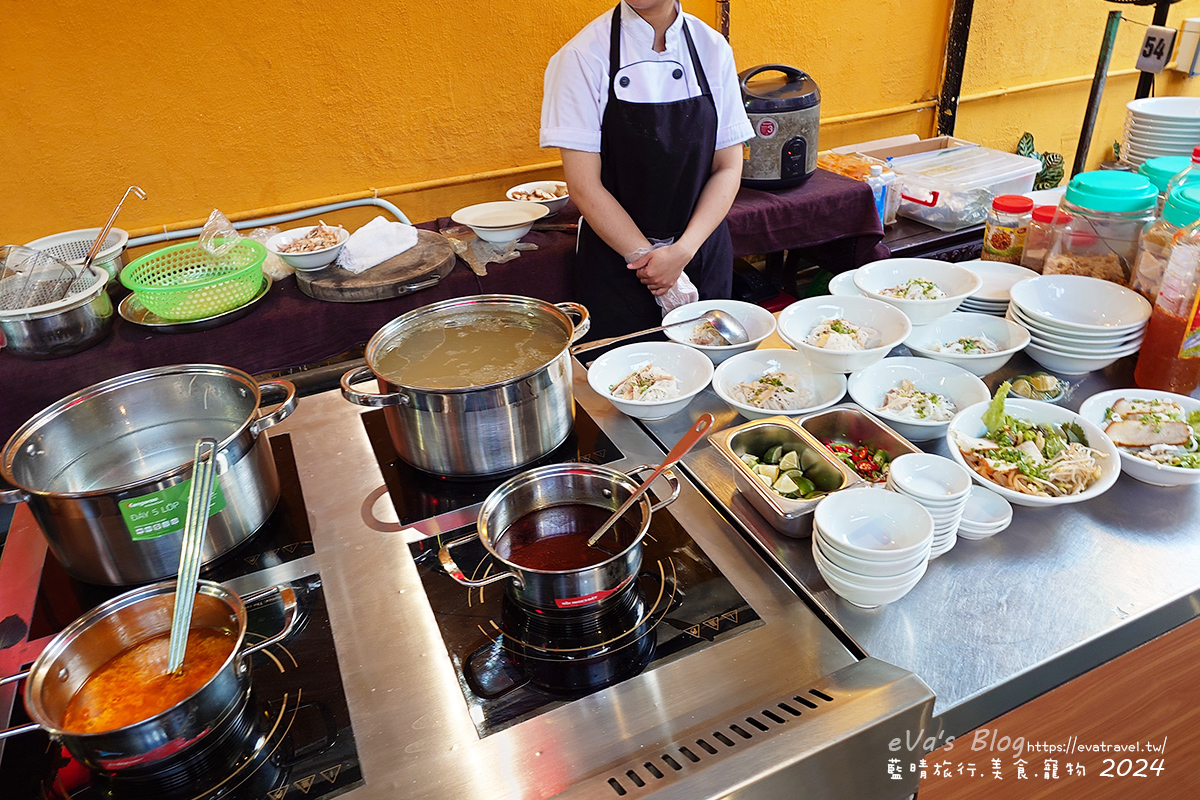 【越南旅遊】Otta Cuisine 奧塔料理餐廳|越南傳統陶甕料理體驗,自助式晚餐必吃在地美食推薦。越南會安古鎮美食 - 第32張圖 越南傳統湯品區 河粉 廣南麵與高樓麵