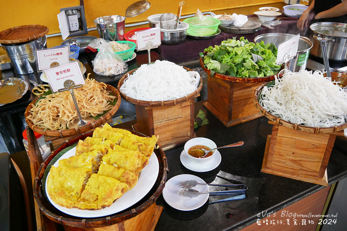 【越南旅遊】Otta Cuisine 奧塔料理餐廳|越南傳統陶甕料理體驗,自助式晚餐必吃在地美食推薦。越南會安古鎮美食 - 第35張圖 會安煎餅與越南河粉 廣南麵 高樓麵自助取餐