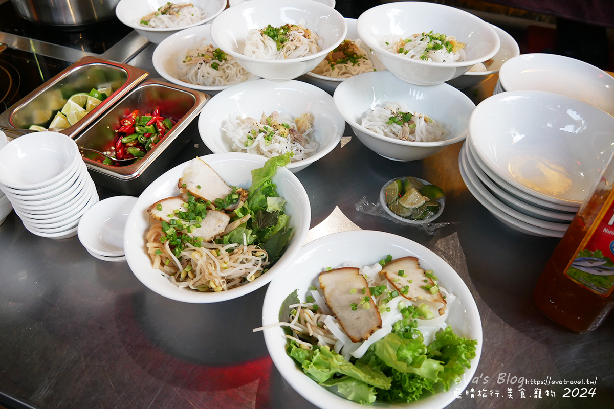 【越南旅遊】Otta Cuisine 奧塔料理餐廳|越南傳統陶甕料理體驗,自助式晚餐必吃在地美食推薦。越南會安古鎮美食 - 第34張圖 已盛裝好的越南雞肉河粉 等待選擇湯頭